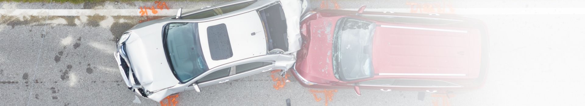 Autounfall mit zwei Fahrzeugen auf der Straße