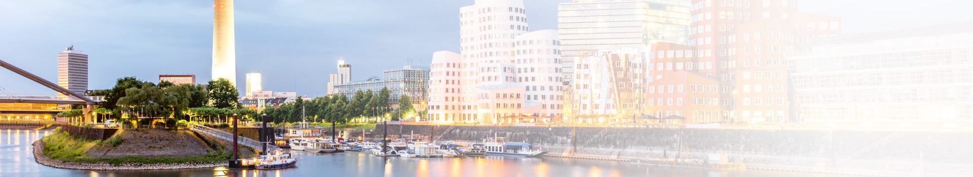 Rhein mit Kulisse der Stadt von Düsseldorf bei Dämmerung