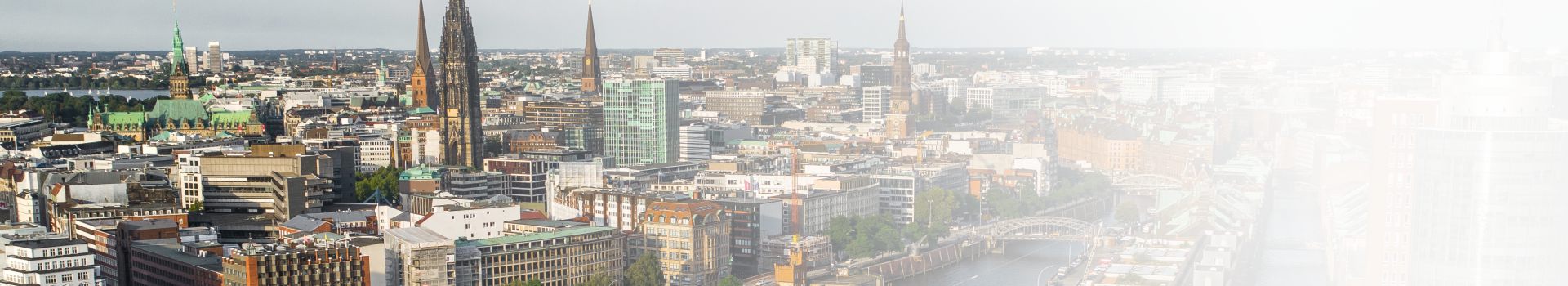 Die Hansastadt Hamburg in einer Luftbildaufnahme. Hier passieren am tag viele Autounfälle.