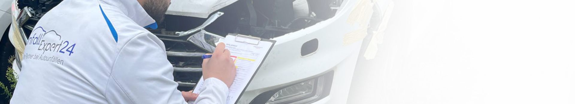 Ein Unfallgutachter von UnfallExpert24 kniet vor einem beschädigten Auto und erstellt ein Guthaben. 