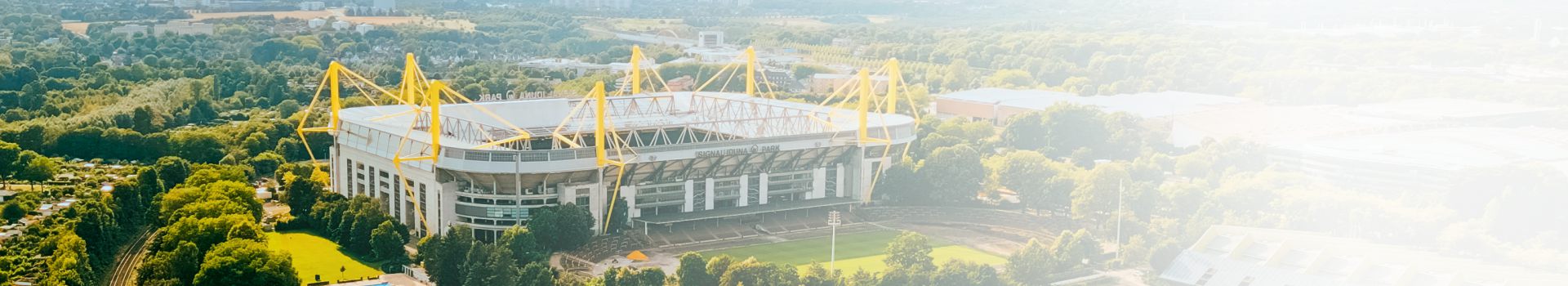 Luftaufnahme des Fußballstadions BVB Borussia, Signal Iduna Park in Dortmund, Deutschland.