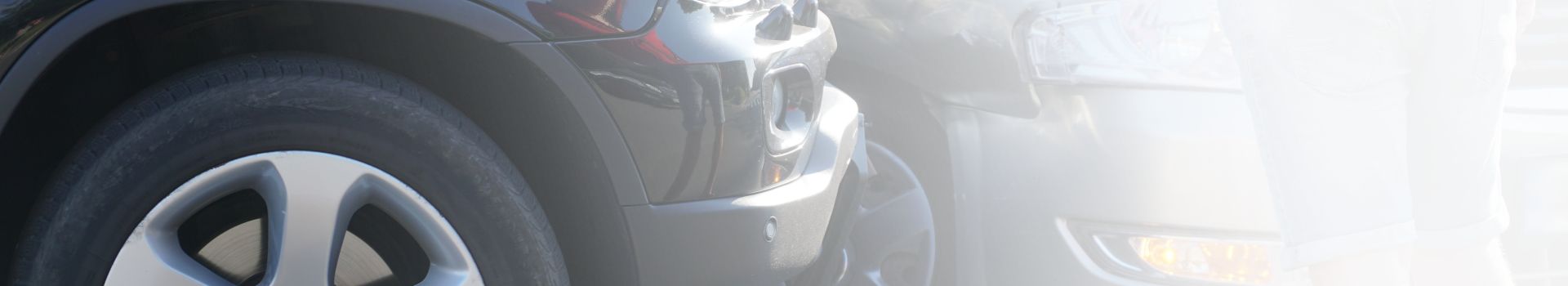 Verkehrsunfall. Zerstörtes Auto. Autounfall auf der Straße, beschädigte Autos nach Kollision