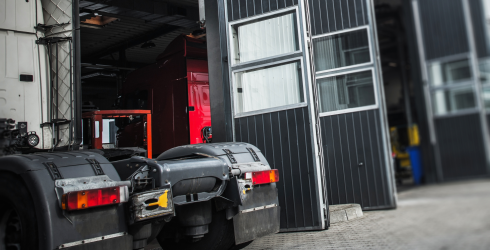 Lkw in einer Halle mit mehreren Toren