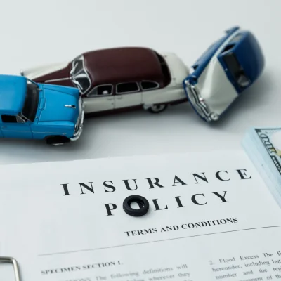 Unfall drei Autos und Versicherungspolice, Geldentschädigung auf weißem Hintergrund