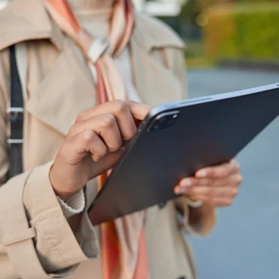 Ausgeschnittene Aufnahme einer Frau, die etwas an einem Tablet 