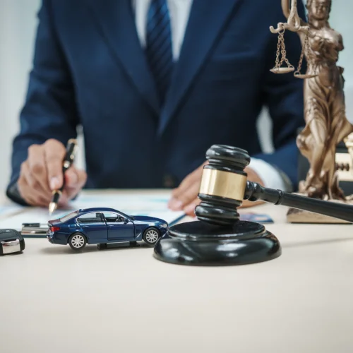 Ein Anwalt spezialisiert auf Fahrzeugunfälle und Versicherungen