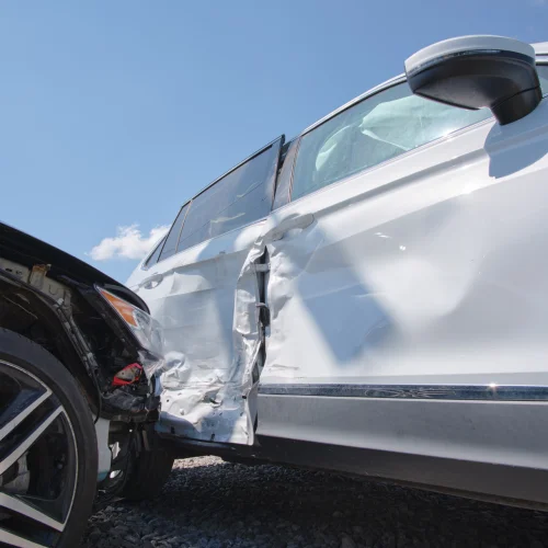 Autos nach einer Kollision auf einer Straße