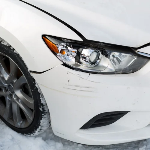 Blechschäden an weißem Auto. Verkehrsunfall